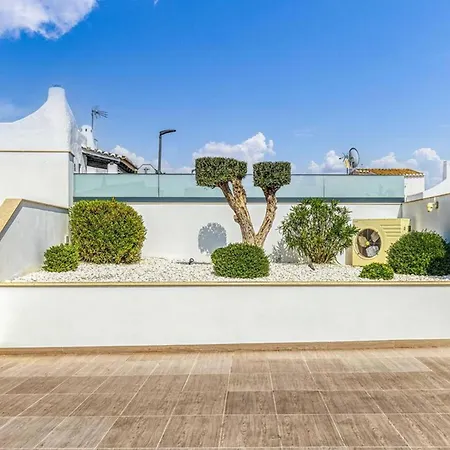 Magnificent 6-bedroom *