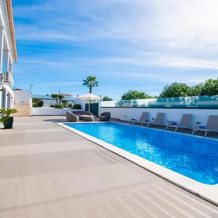 Magnificent 6-bedroom Villa *